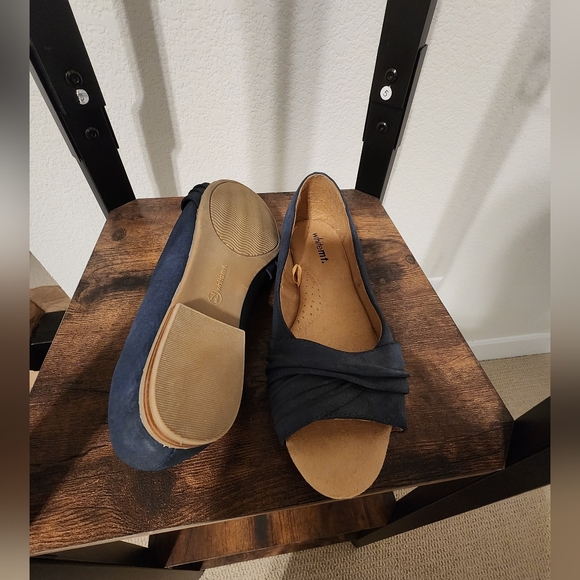 Blue with very low hill - Picture 2 of 7